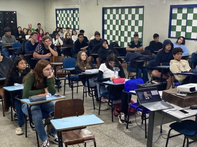 Diretor ministra palestra em escola da região