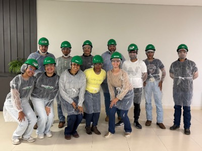 Alunos de Agronegócio visitam indústria de rações 