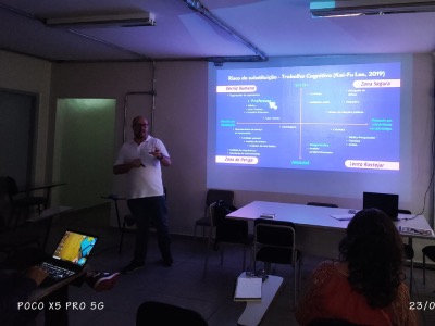 Docente compartilha experiências sobre inteligência artificial em escola 