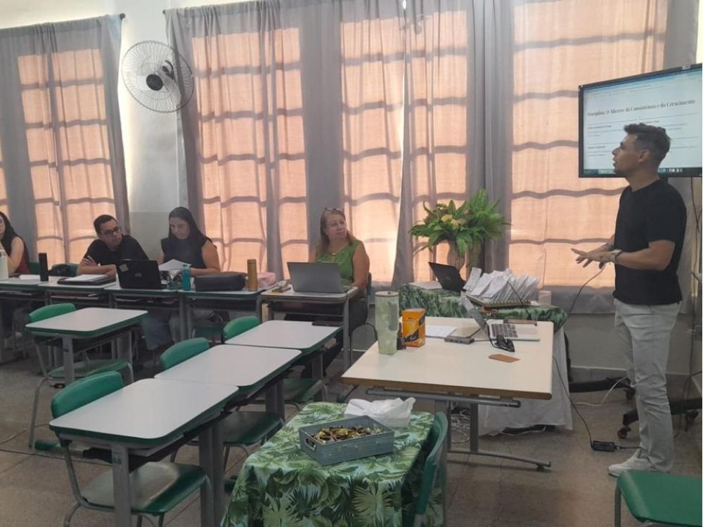 Palestra em escola aborda motivação e liderança