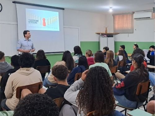 Docente ministra palestra no CRA